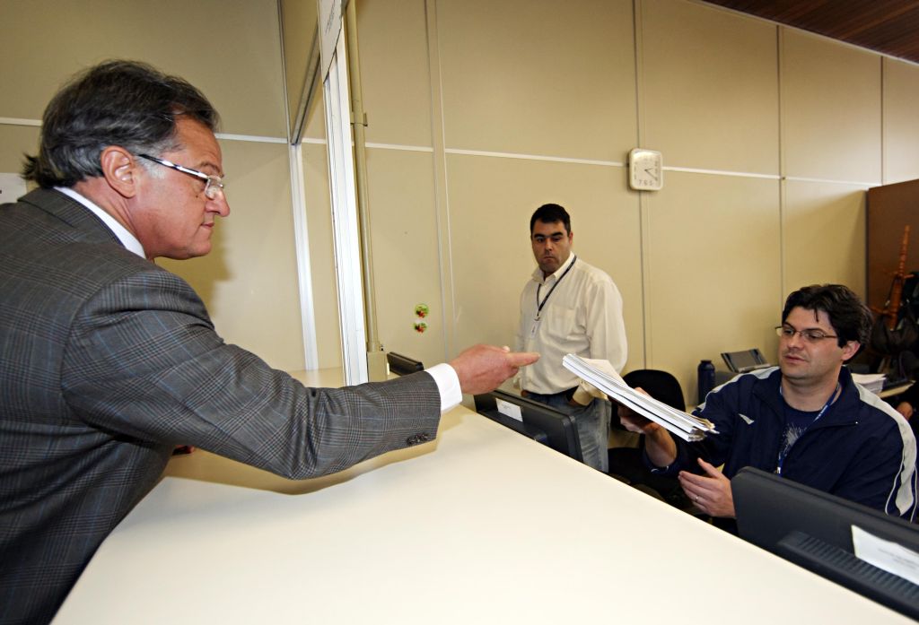 Associação entra no TJ contra a lei antifumo - O advogado da Associação Brasileira de Bares e Casas Noturnas no Paraná (Abrabar), Nivaldo Migliozzi (foto), protocolou ontem no Tribunal de Justiça um mandado de segurança contra a lei antifumo sancionada na semana passada pelo prefeito de Curitiba, Beto Richa (PSDB). Segundo ele, a Abrabar tenta restabelecer o direito de os estabelecimentos manterem os fumódromos, conforme permite a Lei Federal 9.294, de 1996. O presidente da associação, Fábio Aguayo, ainda comentou a derrubada da emenda que liberava os fumódromos na CCJ da Assembleia: A decisão foi política e não jurídica. Se uma lei federal libera os fumódromos, como a comissão diz que isso é inconstitucional? | Albari Rosa/ Gazeta do Povo