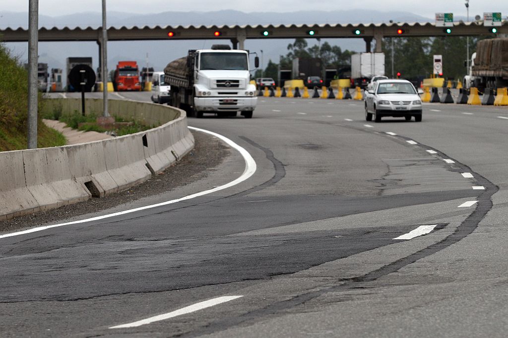 Pedágio na BR 116 na altura de Cajati, em São Paulo: trecho paulista da estrada ainda tem más condições, um ano depois de a OHL assumir a manutenção | Henry Milléo/ Gazeta do Povo