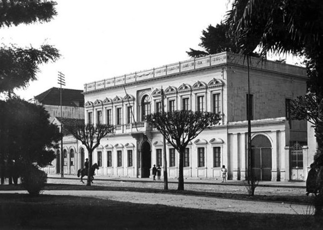 Praça Carlos Gomes: Destaque para a Escola de Aprendizes Artífices em 1929. Nesse prédio funcionou o Quartel-General até 1909. Foi ainda ocupado pelo Departamento de Compras do estado, posteriormente Decom. Na década de 1960 passou por uma reforma que o descaracterizou, principalmente na fachada. | 