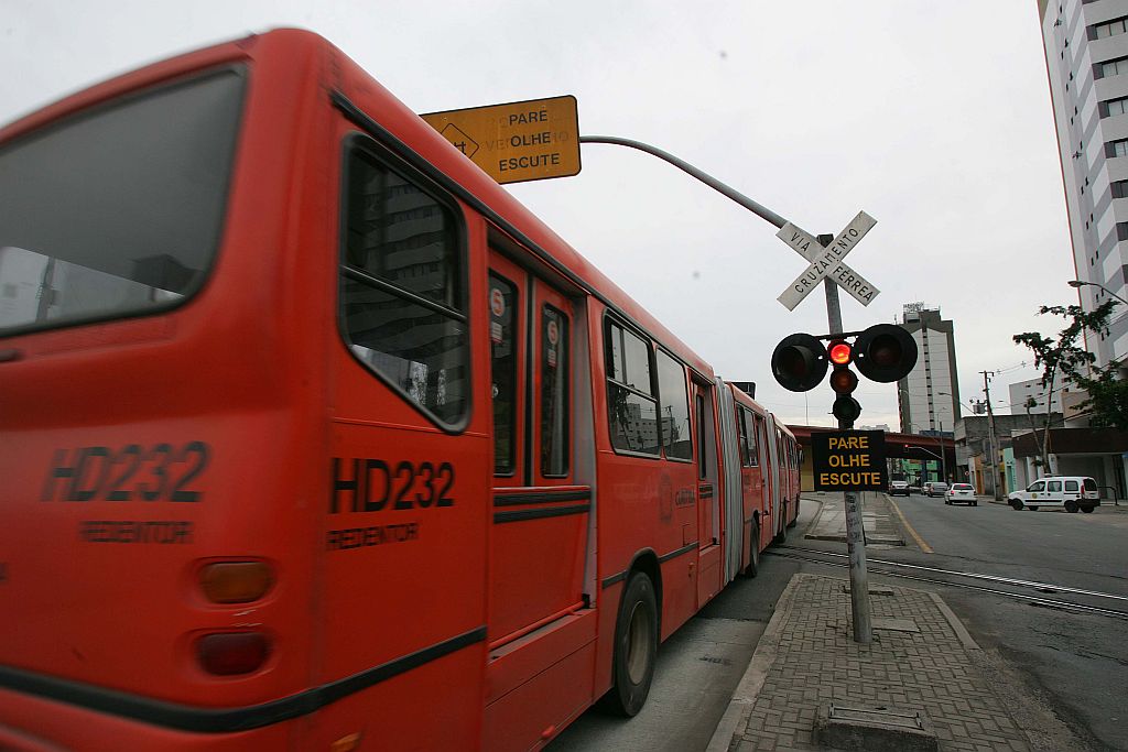 Cruzamento da Avenida Affonso Camargo, sob o Viaduto Capanema, tem casos de ônibus que passam com sinal vermelho | Ivonaldo Alexandre/Gazeta do Povo