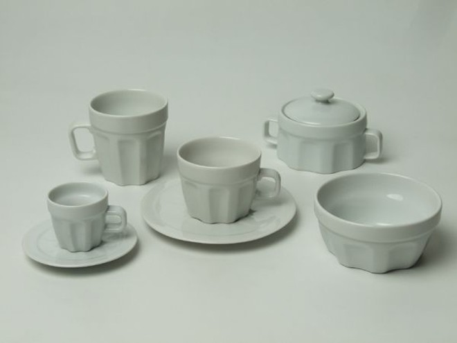 Linha Pingada, da Holaria Cerâmica Contemporânea. Inspirada nos frisos e borda do popular copo do pingado. Prata na categoria Casa |