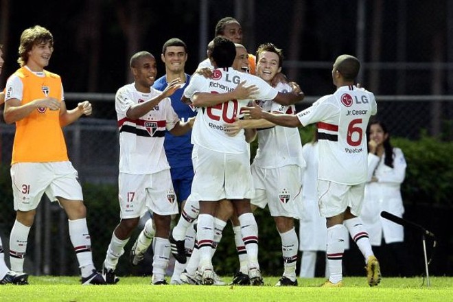 Jogadores do São Paulo comemoram gol de Dagoberto: Tricolor sobe na tabela | 