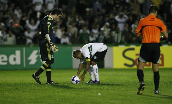 Marcelinho Paraíba ajeitou a bola na cobrança de pênalti aos 45 do 2º tempo... |