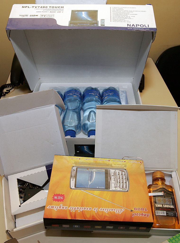 Caixas com garrafas estão na Divisão de Segurança Turística, em Ciudad del Este | Christian Rizzi/Gazeta do Povo