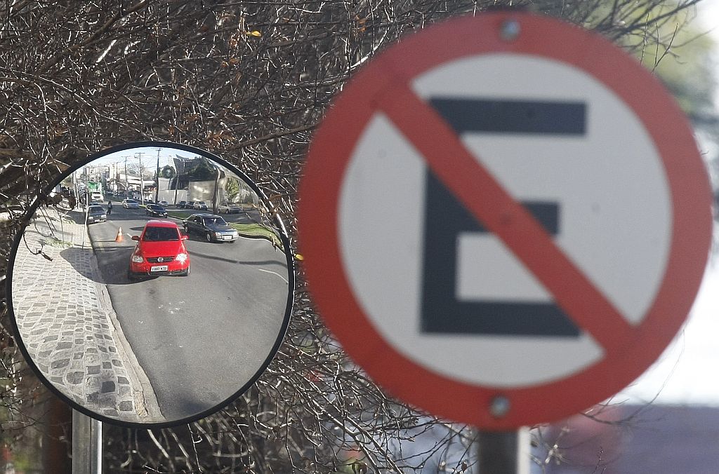 A Visconde de Guarapuava, no Batel, será uma das vias que terão suprimidas as vagas para estacionamento | Jonathan Campos/Gazeta do Povo