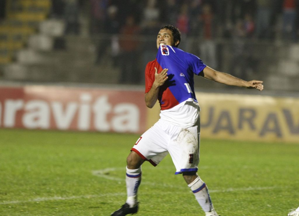 O meio-campista Davi comemora o gol que acabou com a pressão do Bragantino na Vila Capanema e devolveu a tranquilidade ao Tricolor | Pedro Serápio/ Gazeta do Povo