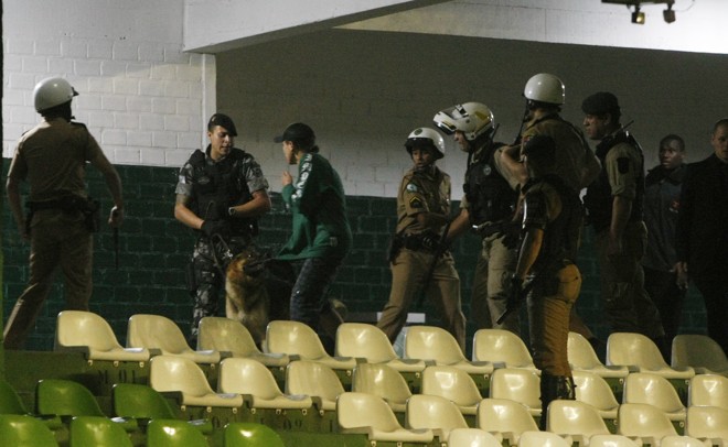 Polícia Militar faz intervenção em confusão nas arquibancadas do Couto Pereira durante derrota do Coritiba para o Cruzeiro | 