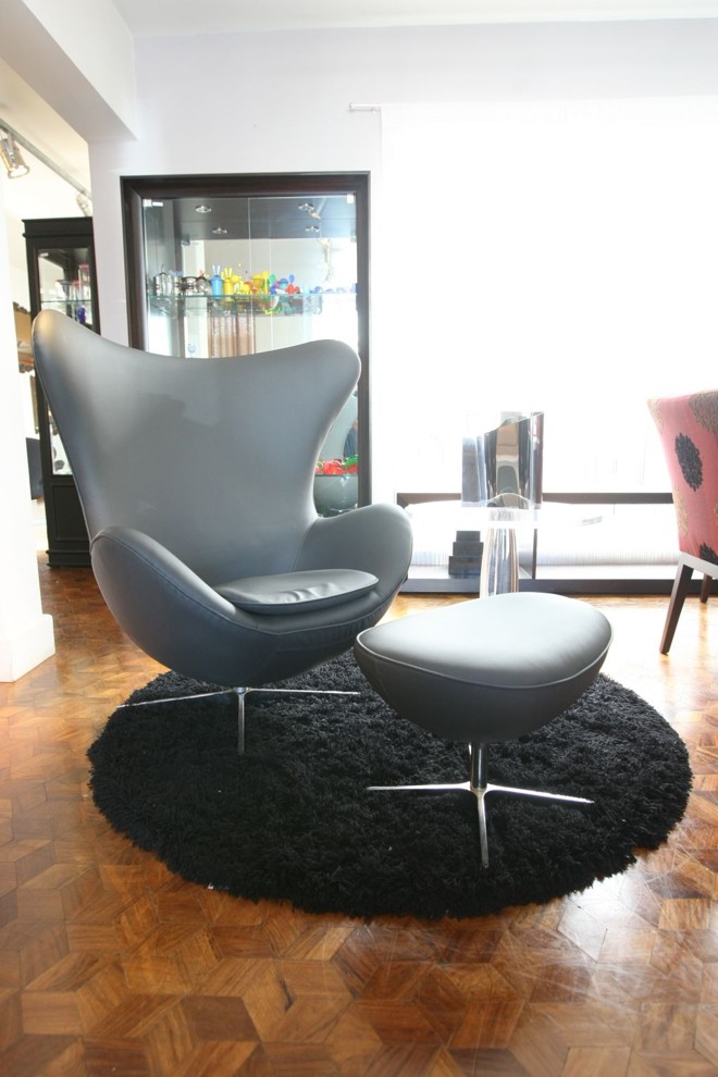 A poltrona Egg, de Arne Jacobsen. Em couro ecológico custa R$ 5.018 e o pufe, R$ 1.719 na Loja Kraft | 