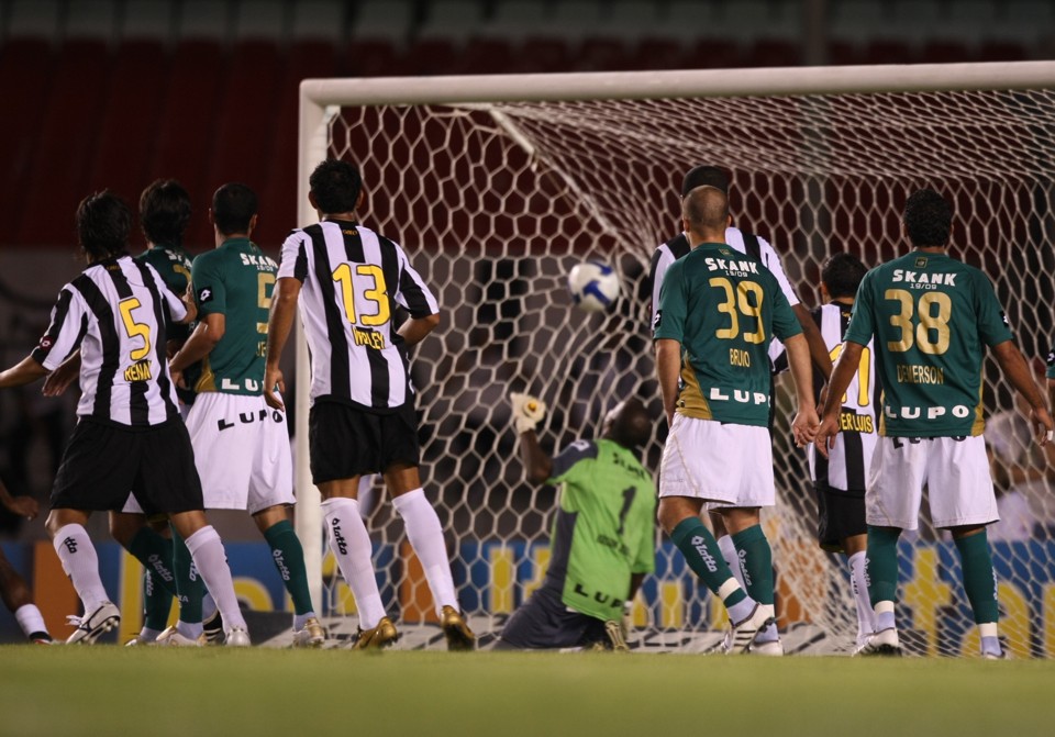 Edson Bastos não teve como segurar a boa cabeçada de Jonílson que abriu o marcador em Belo Horizonte | Marcelo Prates / Hoje em Dia