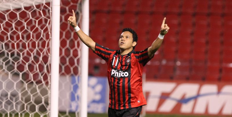 Marcinho comemora seu gol contra o Barueri: "o cara tem que correr para depois cobrar o companheiro", disse o meia-atacante | Pedro Serápio / Gazeta do Povo