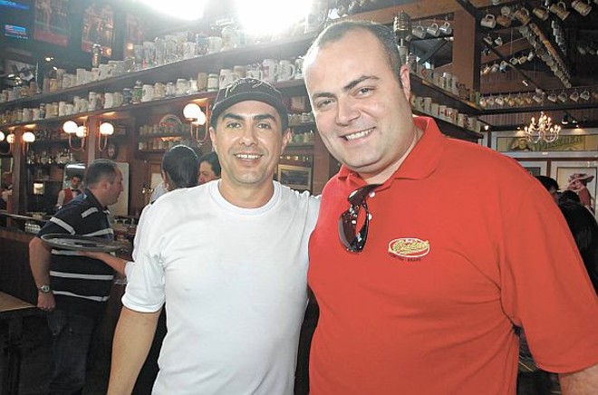 FEIJÃO DO JOÃO - A primeira edição do Feijão do João, feijoada beneficente que acontecerá todos os sábados no Bar Brahma, com renda revertida a cada semana para uma instituição, foi um sucesso. Entre os presentes, o jornalista Jasson Goulart, que foi recebido pelo proprietário do Bar, João Guilherme Leprevost. A renda do primeiro sábado foi revertida para a APACN. (foto Paula Martins) | 