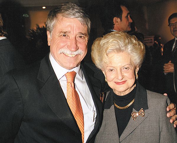 SUCESSO EMPRESARIAL - O empresário Adonai Aires de Arruda, do Grupo Higi Serv, comemorando o sucesso de sua nova empreitada, a Best Way Trips, operadora de turismo que tem como um dos destaques de sua atuação a venda de tickets e pacotes para o Serra Verde Express, trem que liga as cidades turísticas do Paraná, especialmente no belíssimo trecho de litorina pela Serra do Mar. A empresa está à frente também da exposição Trens Turísticos na Estrada Real em Minas Gerais, em parceria com o Instituto Estrada Real, que expõe fotos e artesanato mineiros até o dia 24 de agosto na Estação Ferroviária de Curitiba, promovendo o igualmente belo trecho ferroviário da Estrada Real, pelas cidades históricas de Minas, agora também comercializado pela BWT. |