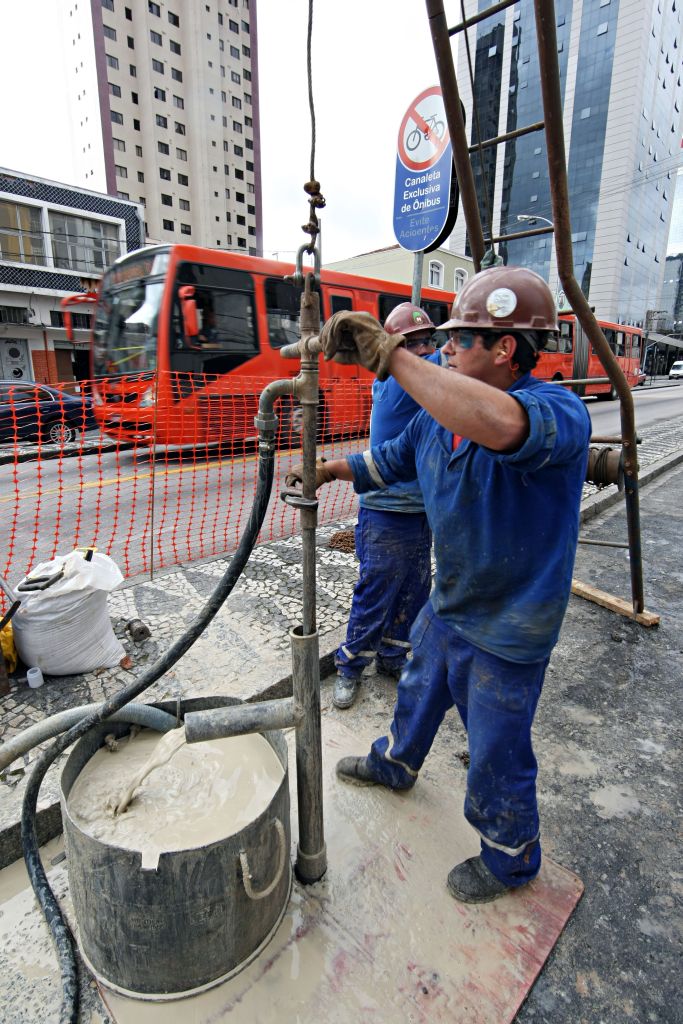 Coleta de amostra de solo para análise, na Avenida João Gualberto | Albari Rosa/Gazeta do Povo
