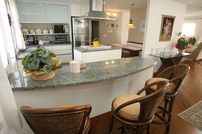 A bancada integra a cozinha às demais salas. A coifa impede que os odores dos alimentos se espalhem na casa |