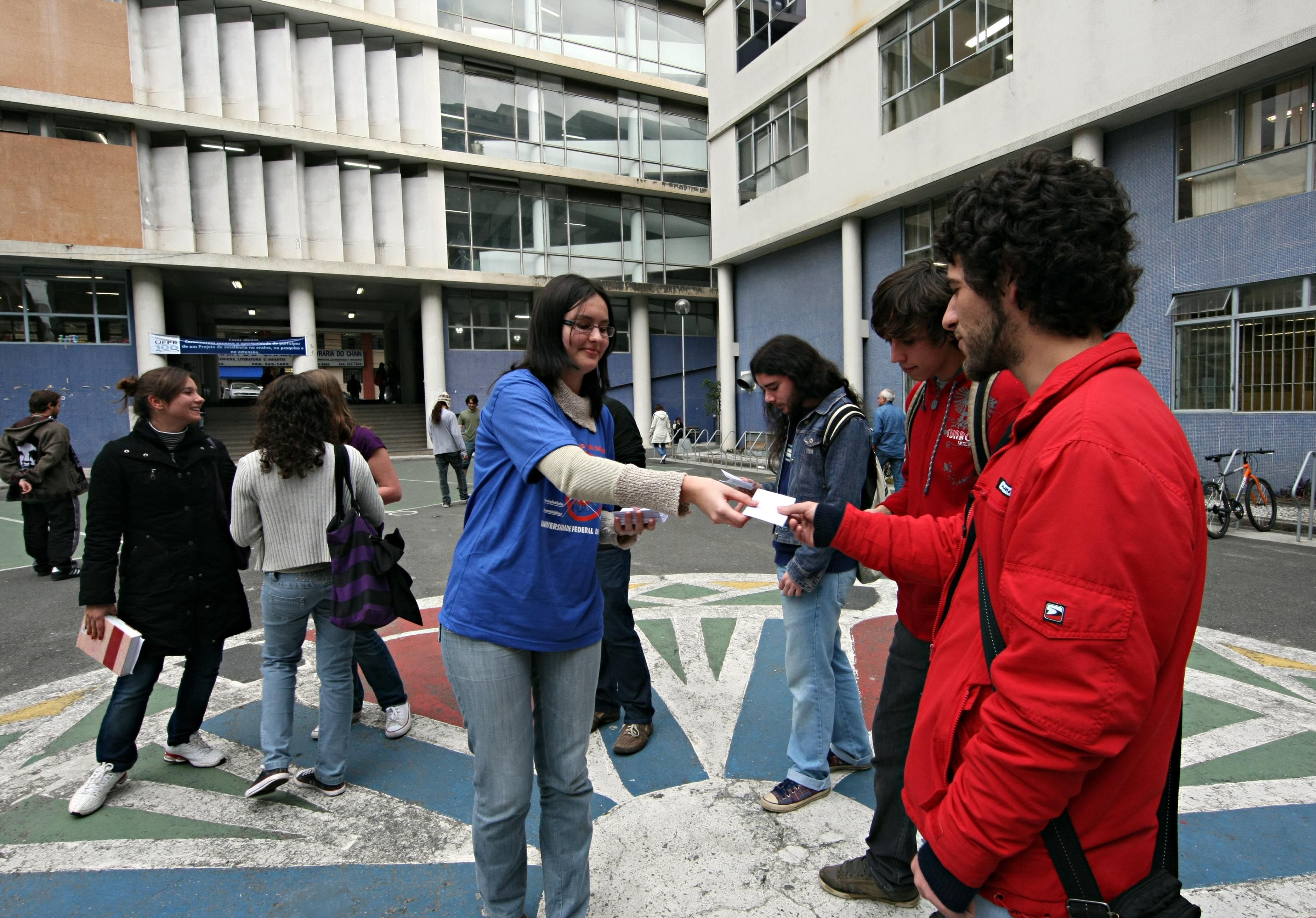 Alunos da UFPR receberam orientações sobre como se prevenir da nova gripe na volta as aulas | Albari Rosa - Gazeta do Povo