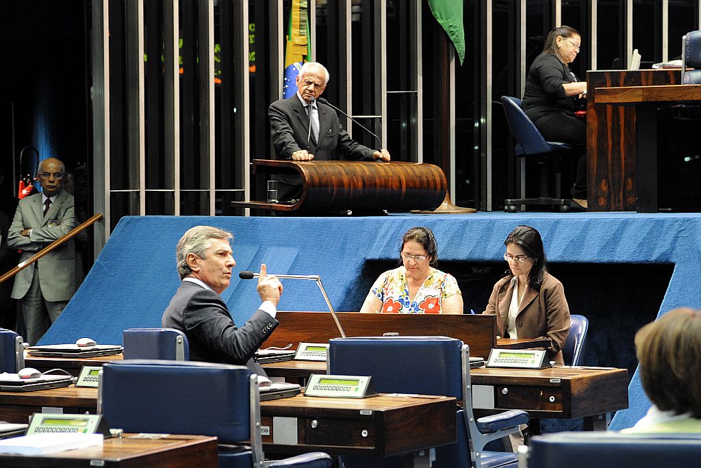 Fernando Collor, de dedo em riste, com Pedro Simon ao fundo: ex-presidente da República ameaçou revelar podres do senador gaúcho | Geraldo Magella/Agência Senado