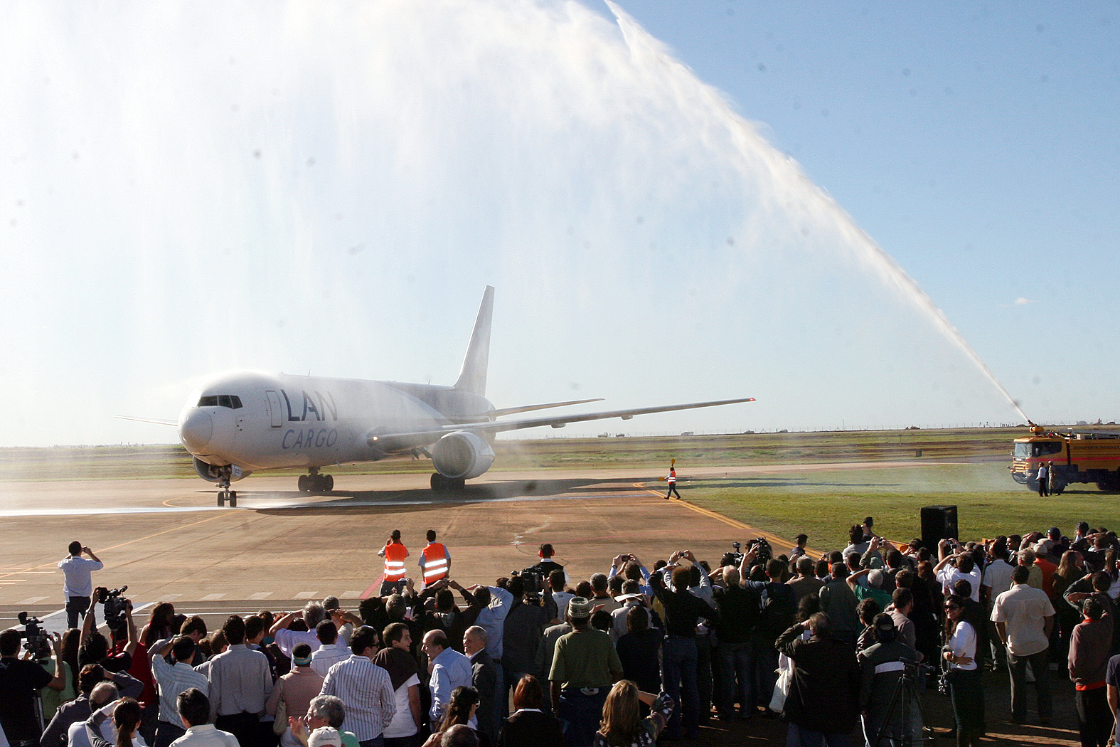 Aeronave recebeu jato de água na cerimônia de chegada | Divulgação/Prefeitura de Maringá