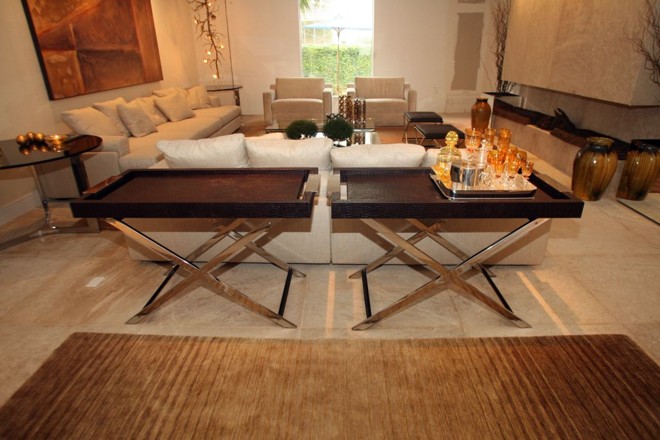 Estar Lareira, de Margit Soares: couro croco, alça em inox e detalhes em couro italiano |