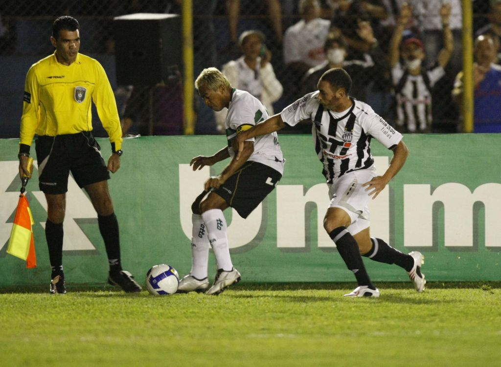O ex-alviverde Rodrigo Mancha anulou Marcelinho Paraíba, que foi substituído no segundo tempo da partida no Olímpico | Valterci Santos/ Gazeta do Povo