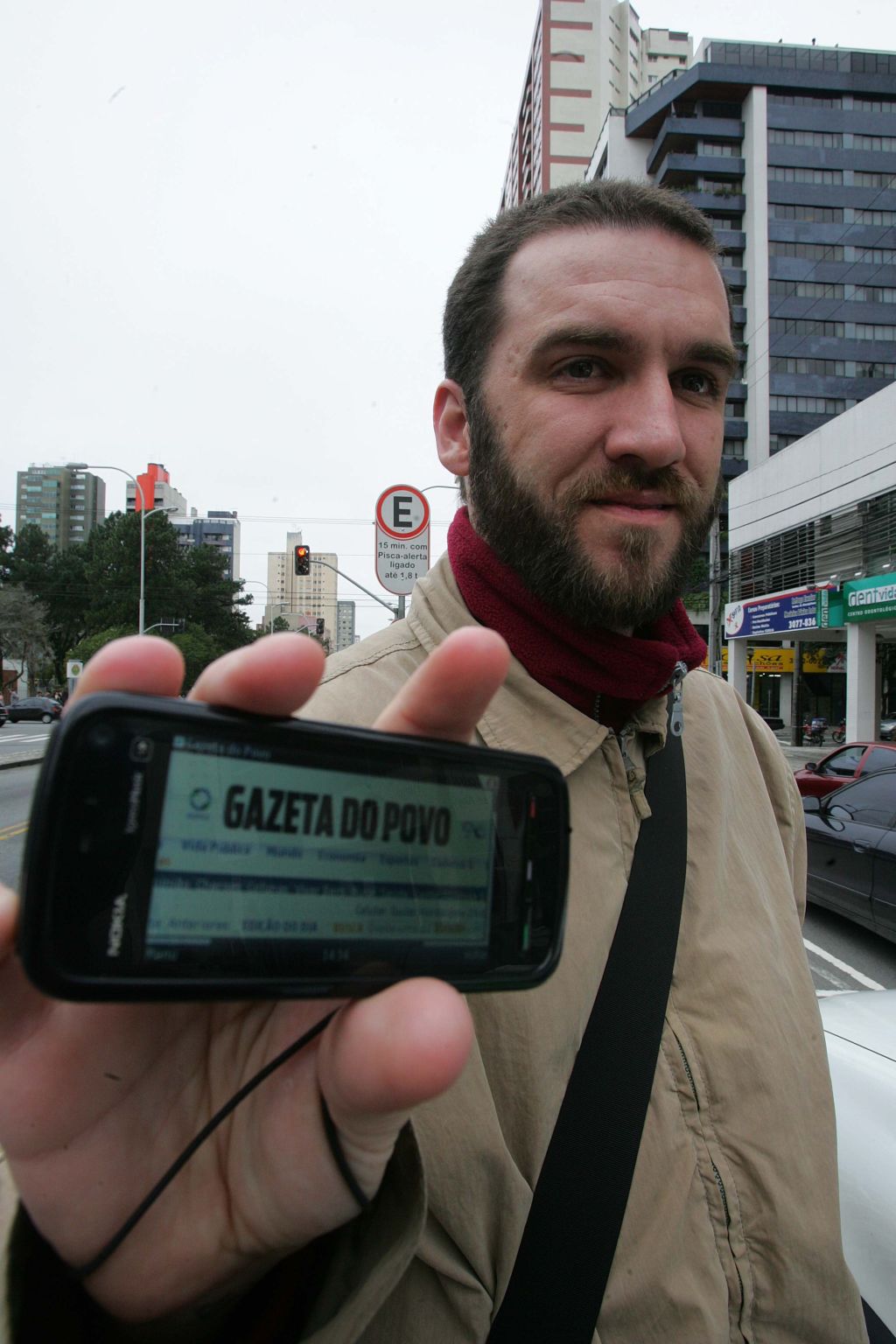 O fotógrafo Luciano Sampaio optou pelo smartphone: usar o netbook seria carregar peso à toa | Ivonaldo Alexandre/ Gazeta do Povo