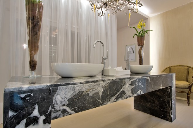 Mármore Grigio, rocha da Michelangelo: veios da pedra emprestam sofisticação ao espaço | 