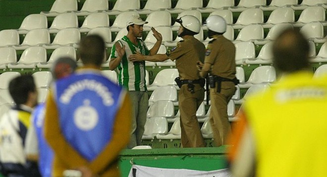 Polícia trabalha em confusão nas arquibancadas do Couto Pereira durante o segundo tempo de Coritiba 3 x 1 Cruzeiro | 