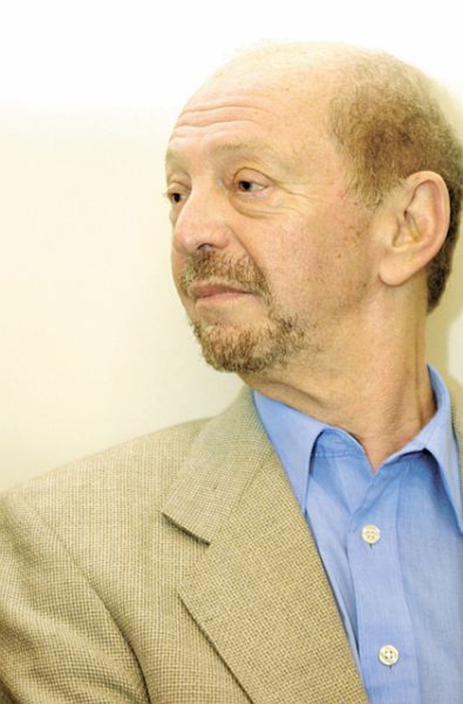 Médico e escritor, Moacyr Scliar também escreve para jornais diários | 