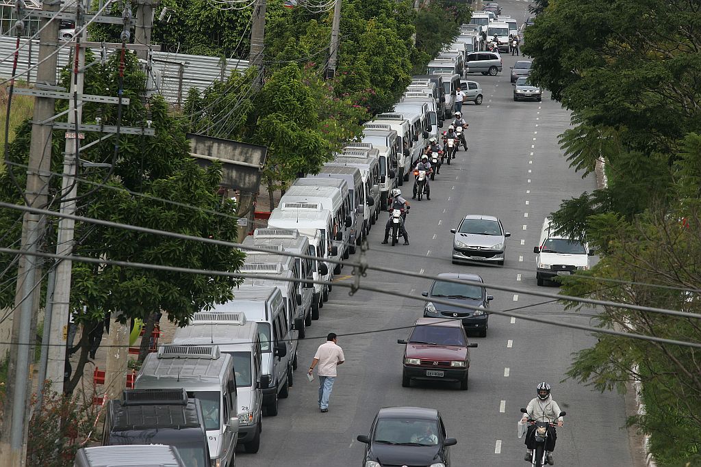 Donos de vans que também estão incluídos na proibição dos fretados protestaram na manhã de ontem | Felipe Araújo/AE