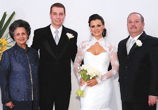 ELEGANTE ENLACE - Talita e Polan, ela filha de Maria Aparecida de Vecchi Barbiero e do saudoso Edson Barbiero e ele, filho de Isueli Andraus Skowronski e do saudoso Polan Skowronski, casaram-se em cerimônia celebrada no Buffet do Batel, onde os convidados foram recepcionados. Entre os convidados, a sempre elegante Jacyra Mauad Abujamra, tia do noivo e Alberto Asseis, superintendente da Rede de Hotéis Mabu, na foto ao lado dos recém-casados. (foto Roman) |