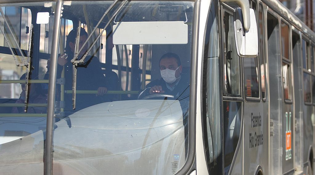 Máscara para motorista: até agora, apenas uma empresa de transporte coletivo adotou a medida na região de Curitiba | Jonathan Campos/Gazeta do Povo
