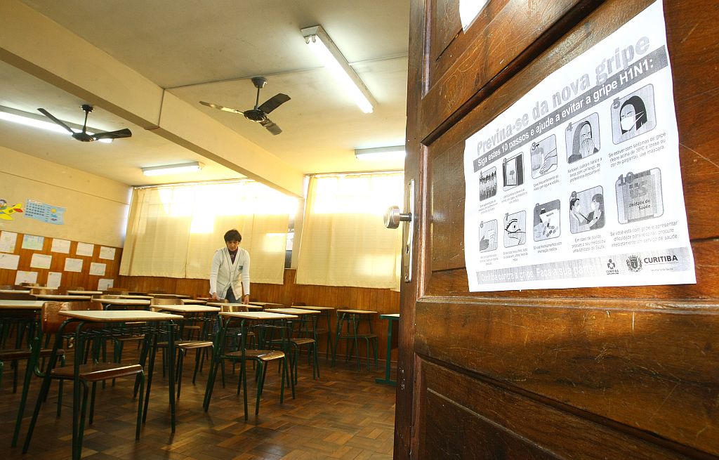 No Colégio Estadual Professor Brandão, em Curitiba, a preparação para a volta às aulas: cartazes trazem orientação para os alunos | Rodolfo Bührer/ Gazeta do Povo