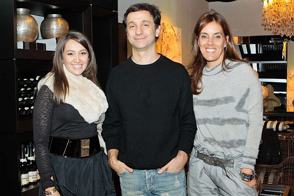 O badalado estilista Carlos Miele, que está em Curitiba visitando suas franquias, foi prestigiar sua amiga Priscilla Müller (à esq.) na avant-première realizada ontem para os profissionais que participam da 8ª Mostra Artefacto/Aymoré Financiamentos. Miele foi recebido pela relações-públicas da loja, Ofélia Munhoz | Naideron Jr.