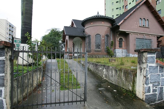 Até o portão foi roubado e a entrada ficou livre para qualquer pessoa entrar na mansão, que também está sem portas |