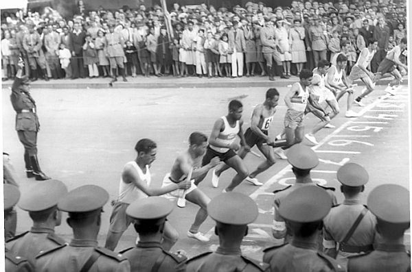 Largada dos atletas e a assistência em 1945 |