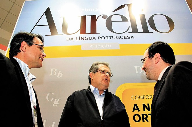 Gilberto Alves da Silva Junior (à esq.), diretor comercial da Posigraf, o professor Renato Ribas Vaz (ao centro), diretor-geral do Curso Positivo, e Emerson Santos, diretor-geral da Editora Positivo, trocam verbetes no coquetel de lançamento do novo Aurelião. O encontro foi no estande da editora durante a abertura da I Bienal do Livro de Curitiba, na última quinta-feira |
