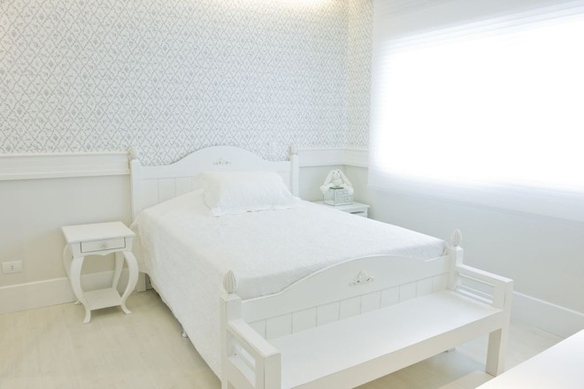 Cama em projeto da arquiteta Priscilla Mueller segue a linha provençal |