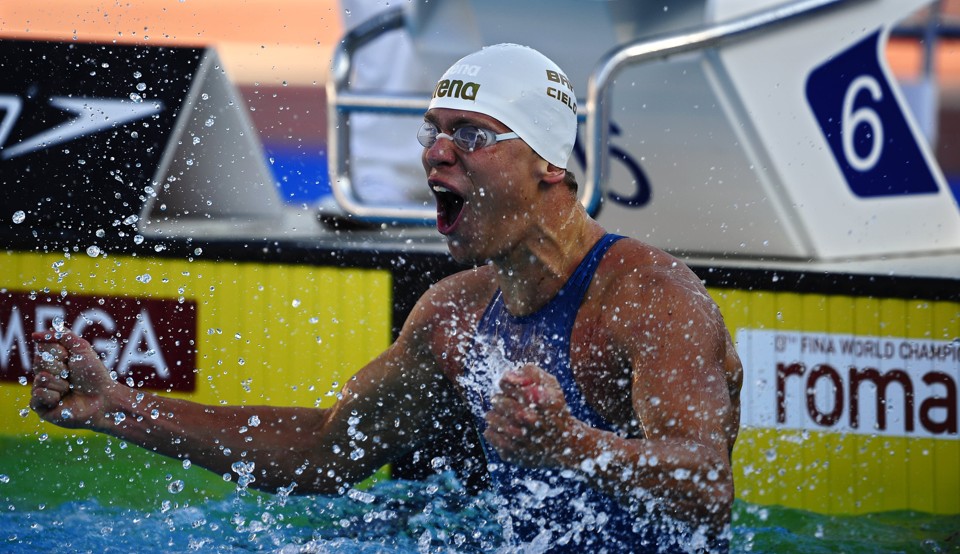 César Cielo comemora o ouro nos 50 m livre, que já o coloca entre os maiores nomes da história da natação mundial. | Filippo Monteforte/ AFP