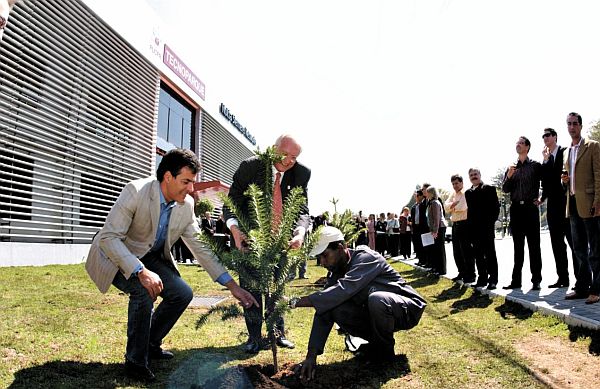 O prefeito Beto Richa e o reitor da PUCPR, Clemente Ivo Juliatto, plantaram um dos pés de Araucária no jardim do Tecnoparque da instituição, na inauguração do centro tecnológico da Nokia Siemens Networks nesta sexta-feira pela manhã | Maurílio Chelli