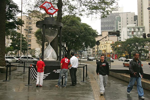 Ampulheta mostra quanto falta para a lei antifumo entrar em vigor | Sérgio Neves/AE