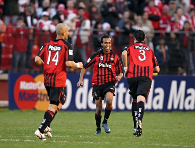 O bom futebol rubro-negro diante do Internacional no triunfo por 3 a 2 na Baixada. Pelo lado negativo merecem ser esquecidas |