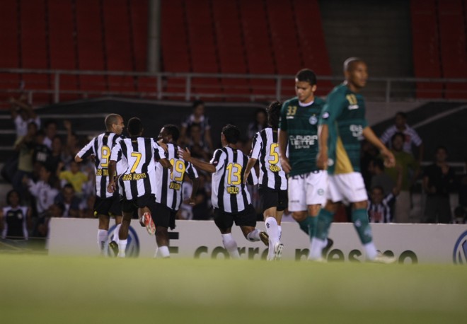 Jonílson comemora o gol que abriu a vitória do Galo sobre o Coxa em Belo Horizonte |
