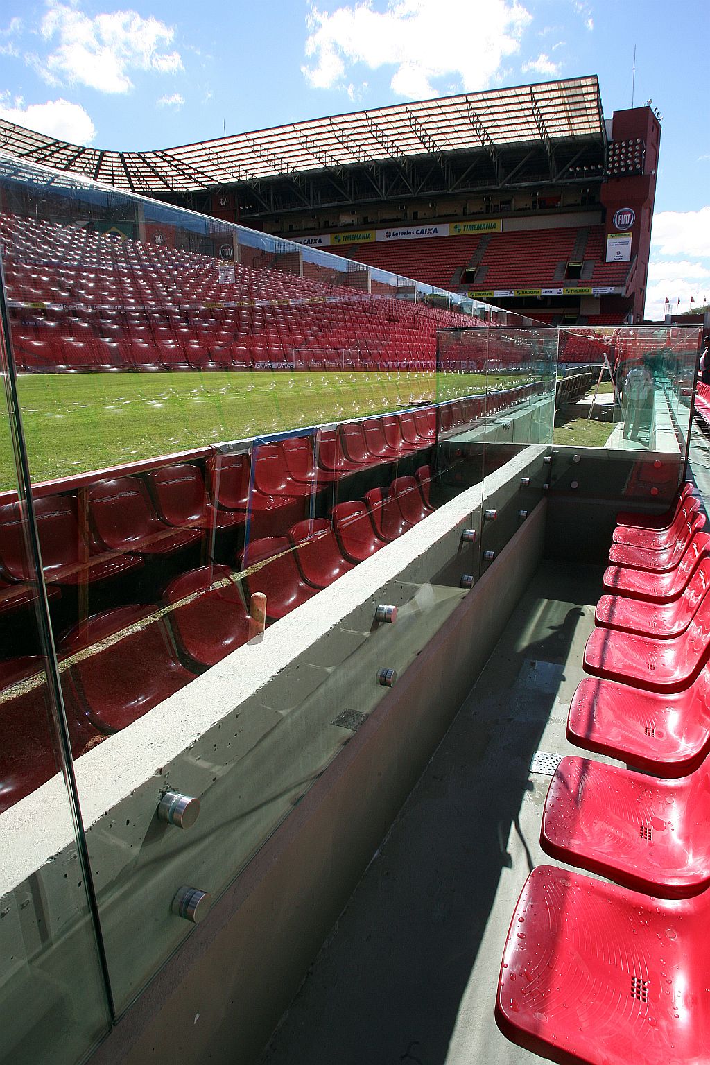 Em um primeiro momento, o vidro irá separar torcida e campo: até a Copa a barreira deve ser eliminada em todo o estádio | Priscila Forone/Gazeta do Povo