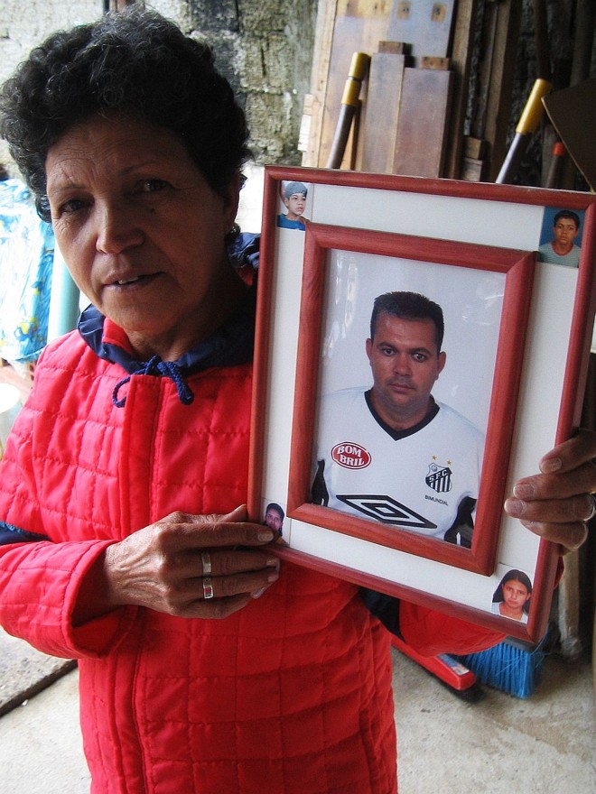 A costureira Tereza Nardes exibe a foto do filho Marcelo, que mora em Itanhaém |