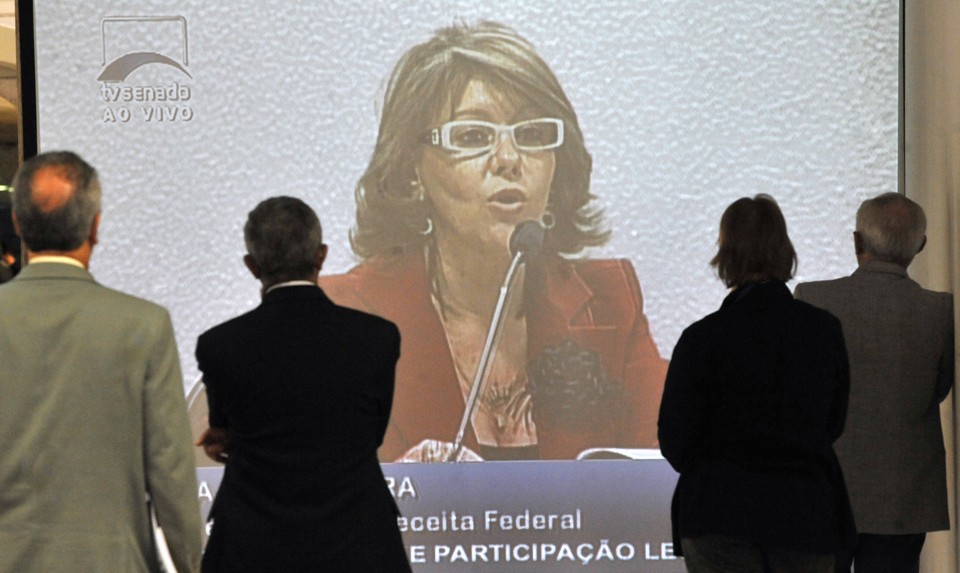 Servidores do Senado acompanham depoimento de Lina Vieira na Comissão de Constituição e Justiça, pelo telão nos corredores da casa | José Cruz / Agênca Senado