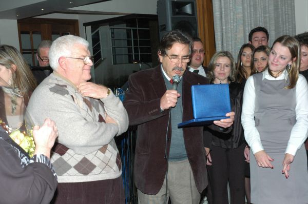 O advogado Carlos Fernando Correa de Castro (à esq.) foi homenageado com uma festa-surpresa pelos 50 anos de atividade profissional, organizada pela equipe de seu escritório na última quinta-feira, na casa de festas do Graciosa Coutry Club. O presidente do Instituto dos Advogados do Paraná, José Lúcio Glomb (à dir.), entregou-lhe uma placa com o reconhecimento da instituição, já presidida por Castro | Ronaldo Becker