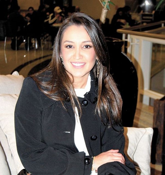 Priscilla Mueller, arquiteta e urbanista, no seu espaço biblioteca na EcoDesigner. Com extenso currículo, Priscilla cursou pós em designer na Universidade Politécnica da Catalunha e master em projetos de interiores e luminotécnica pelo Instituto Europeo di designs em Barcelona | 