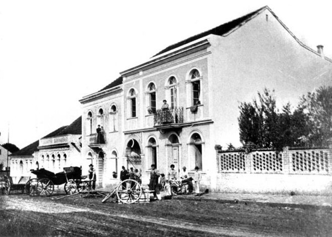 Rua do Aquidaban: Antiga Rua da Entrada, atual Emiliano Perneta. Em fotografia feita no ano de 1905, aparece à ferraria pertencente a Sebastião Simon, pouco abaixo está à esquina com a Rua Brigadeiro Franco. A família Simon residiu naquele local até a década de 1960. | 