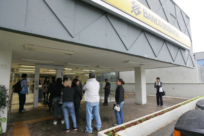 Cena de clientes do lado de fora se repetiu no Banco do Brasil, da Avenida Tiradentes | 