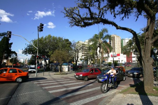 Rua aberta no meio da praça para melhorar o fluxo de veículos |