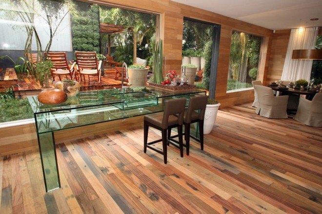 Living de Ivan Wodzinsky: bancada da pia em vidro, que permite a visão do jardim |